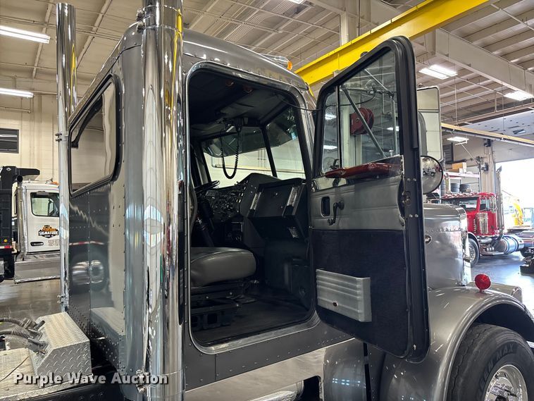 image for item FI1513 2000 Peterbilt 379 semi truck