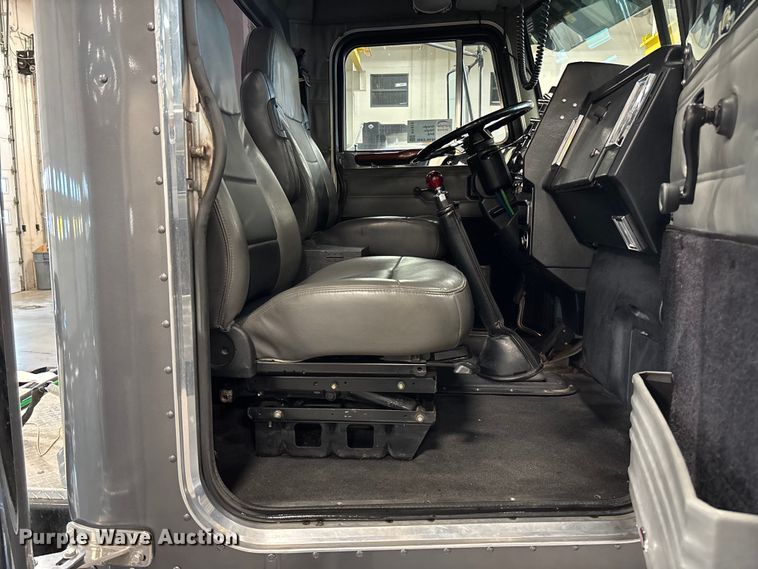 image for item FI1513 2000 Peterbilt 379 semi truck