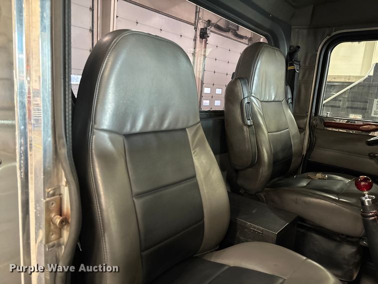 image for item FI1513 2000 Peterbilt 379 semi truck