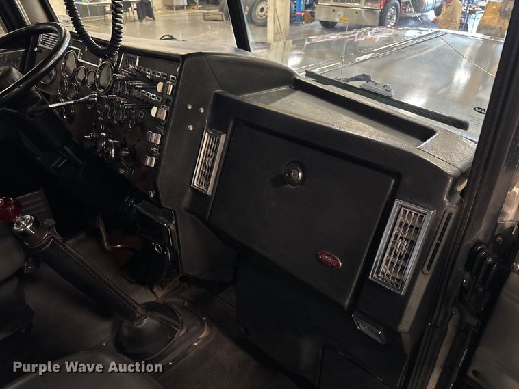 image for item FI1513 2000 Peterbilt 379 semi truck