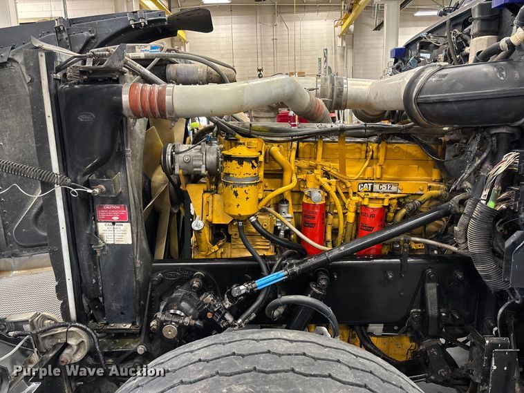 image for item FI1513 2000 Peterbilt 379 semi truck