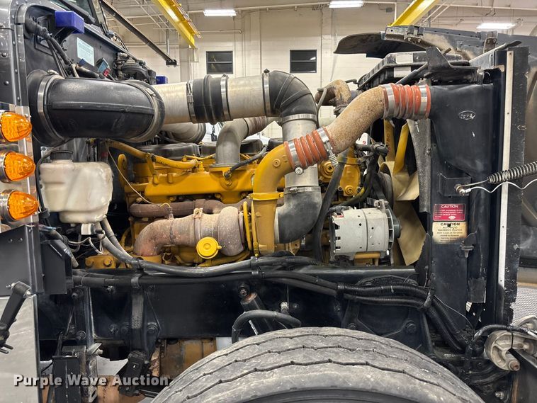 image for item FI1513 2000 Peterbilt 379 semi truck