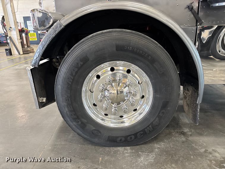 image for item FI1513 2000 Peterbilt 379 semi truck