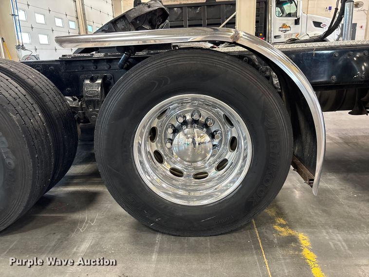 image for item FI1513 2000 Peterbilt 379 semi truck