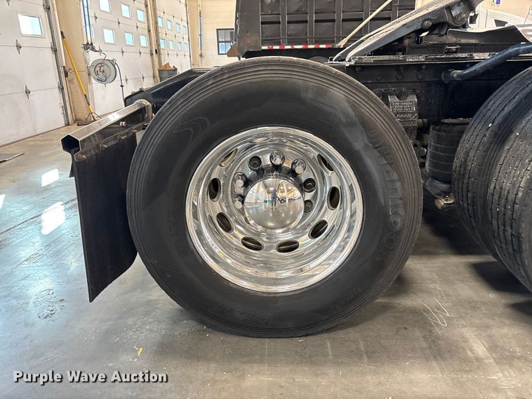 image for item FI1513 2000 Peterbilt 379 semi truck