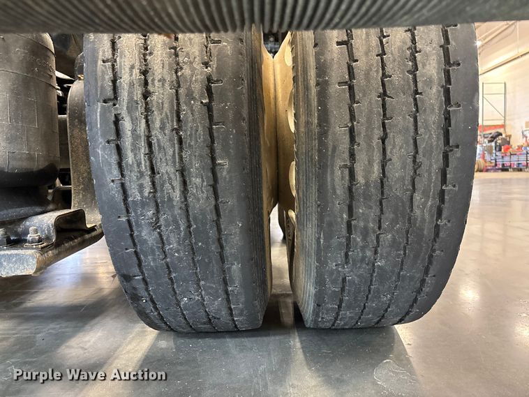 image for item FI1513 2000 Peterbilt 379 semi truck