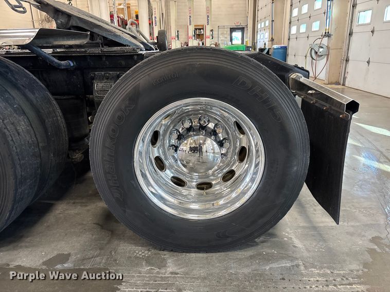 image for item FI1513 2000 Peterbilt 379 semi truck