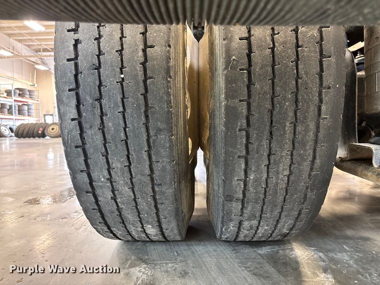 image for item FI1513 2000 Peterbilt 379 semi truck