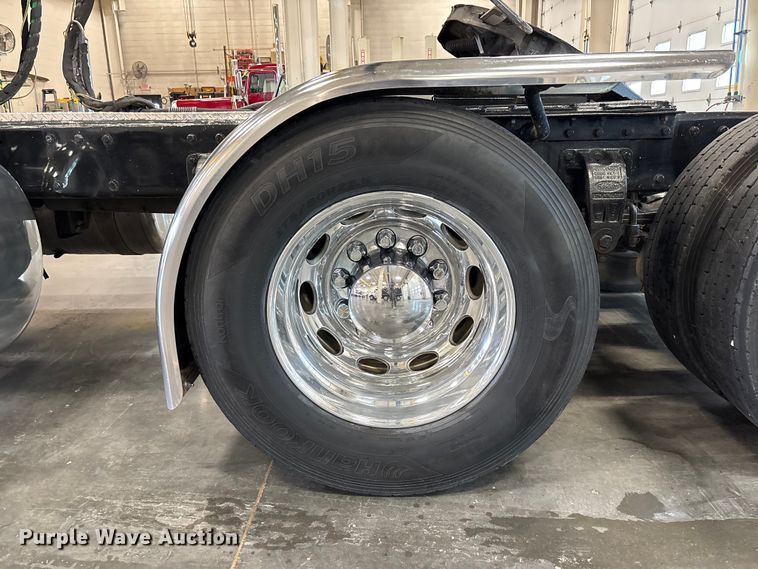 image for item FI1513 2000 Peterbilt 379 semi truck