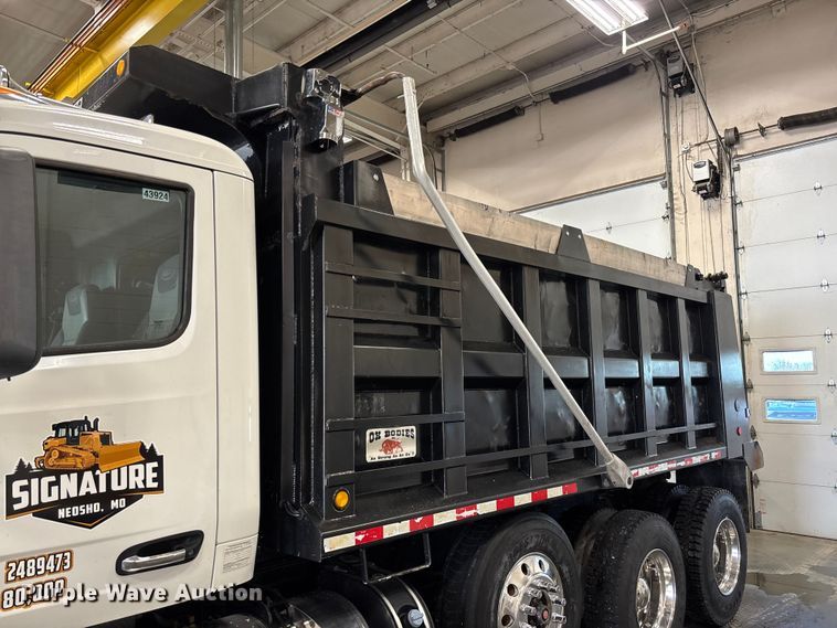 image for item FI1514 2015 Peterbilt 567 dump truck