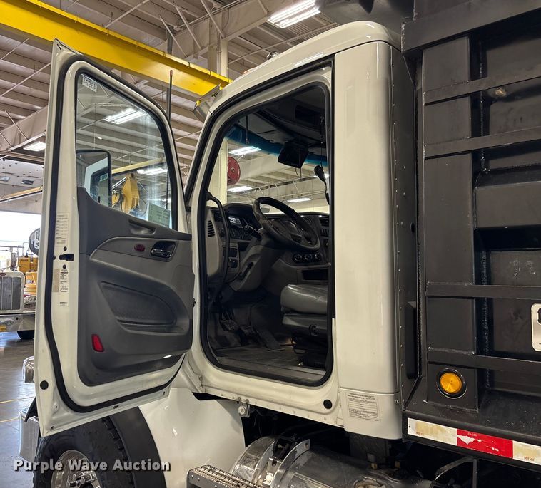 image for item FI1514 2015 Peterbilt 567 dump truck