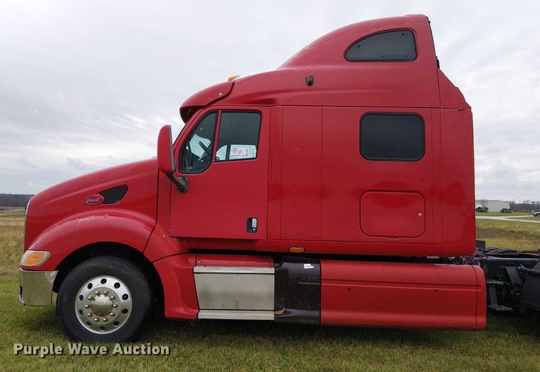 image for item FK0692 2007 Peterbilt 387 semi truck
