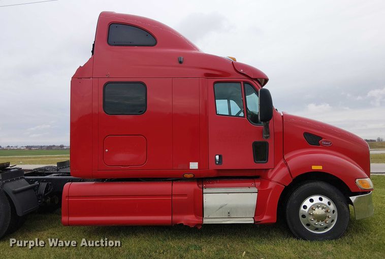 image for item FK0692 2007 Peterbilt 387 semi truck