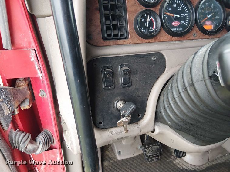 image for item FK0692 2007 Peterbilt 387 semi truck