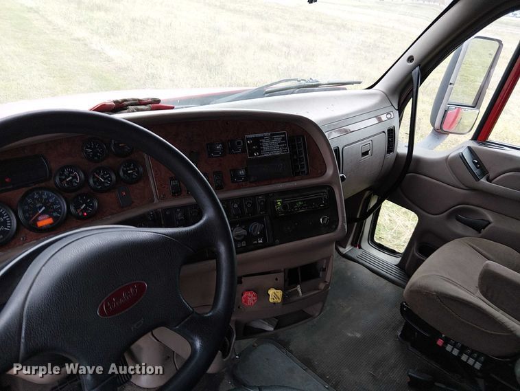 image for item FK0692 2007 Peterbilt 387 semi truck