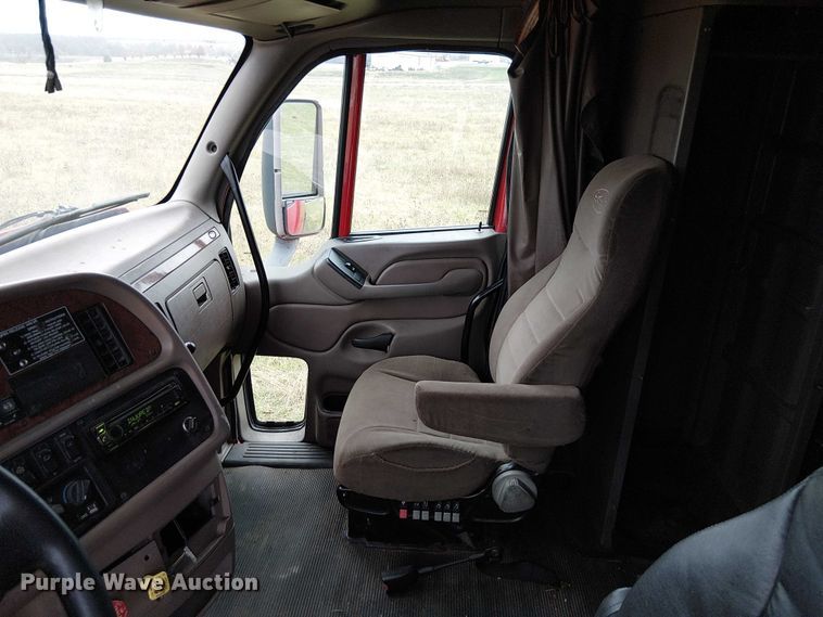 image for item FK0692 2007 Peterbilt 387 semi truck