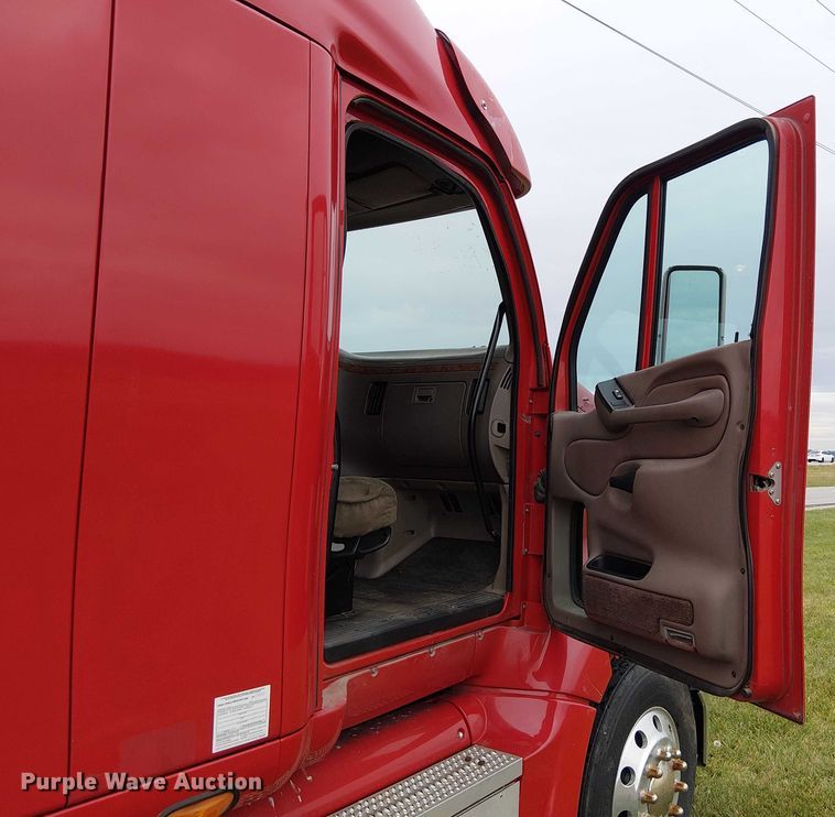 image for item FK0692 2007 Peterbilt 387 semi truck