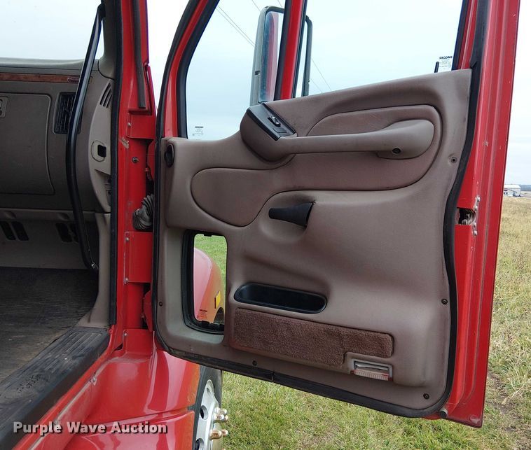 image for item FK0692 2007 Peterbilt 387 semi truck