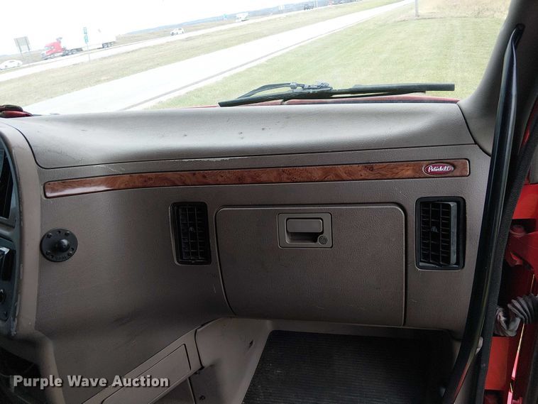 image for item FK0692 2007 Peterbilt 387 semi truck