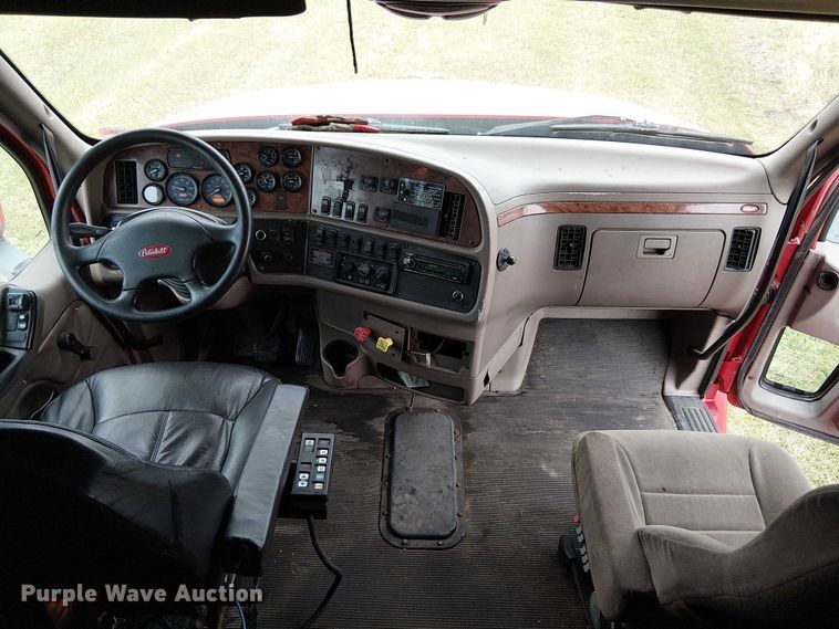 image for item FK0692 2007 Peterbilt 387 semi truck