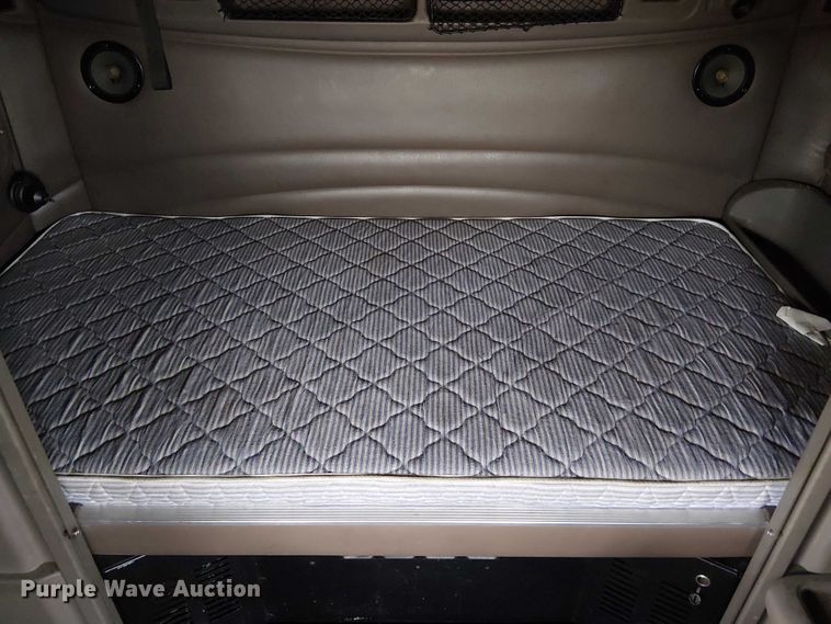 image for item FK0692 2007 Peterbilt 387 semi truck