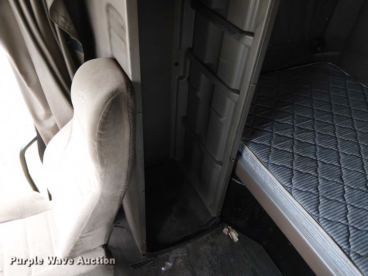 image for item FK0692 2007 Peterbilt 387 semi truck