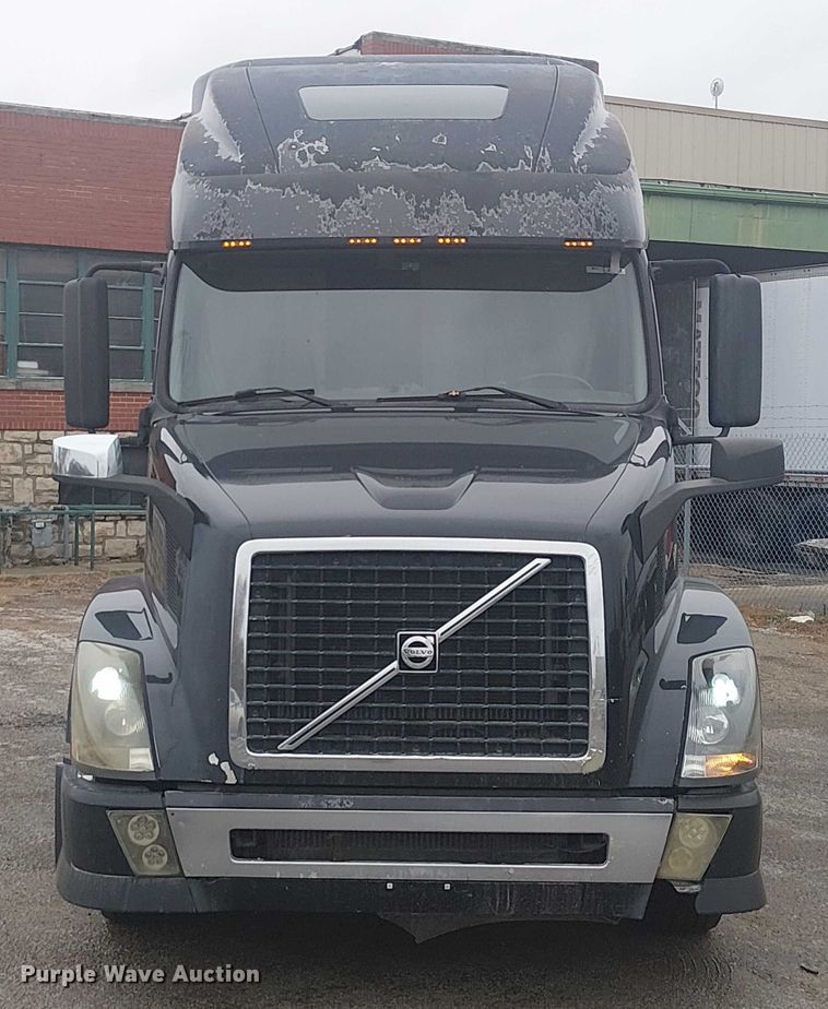 image for item FK0693 2006 Volvo VN semi truck