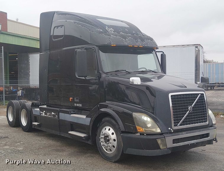 image for item FK0693 2006 Volvo VN semi truck