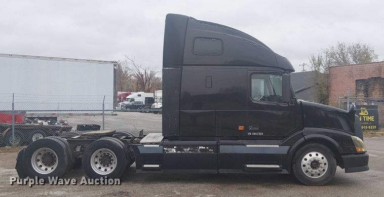 image for item FK0693 2006 Volvo VN semi truck