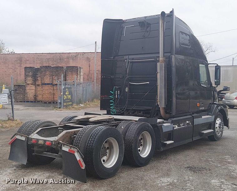 image for item FK0693 2006 Volvo VN semi truck