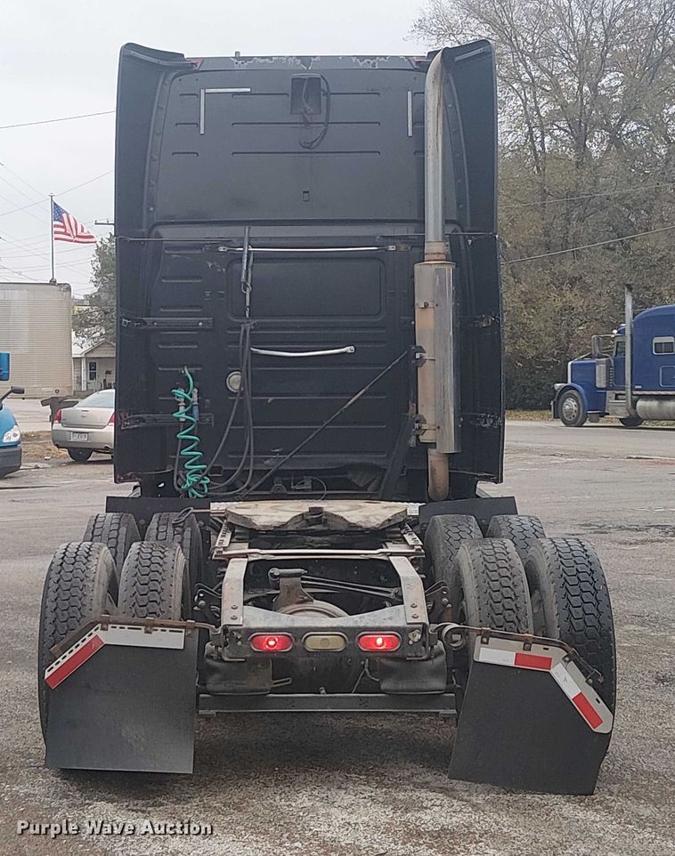 image for item FK0693 2006 Volvo VN semi truck