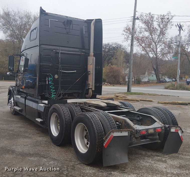 image for item FK0693 2006 Volvo VN semi truck