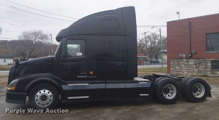 image for item FK0693 2006 Volvo VN semi truck