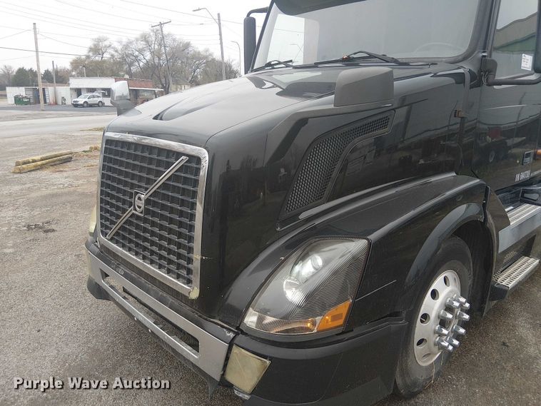 image for item FK0693 2006 Volvo VN semi truck