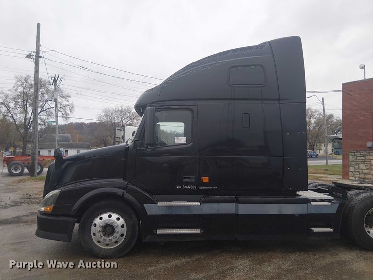 image for item FK0693 2006 Volvo VN semi truck