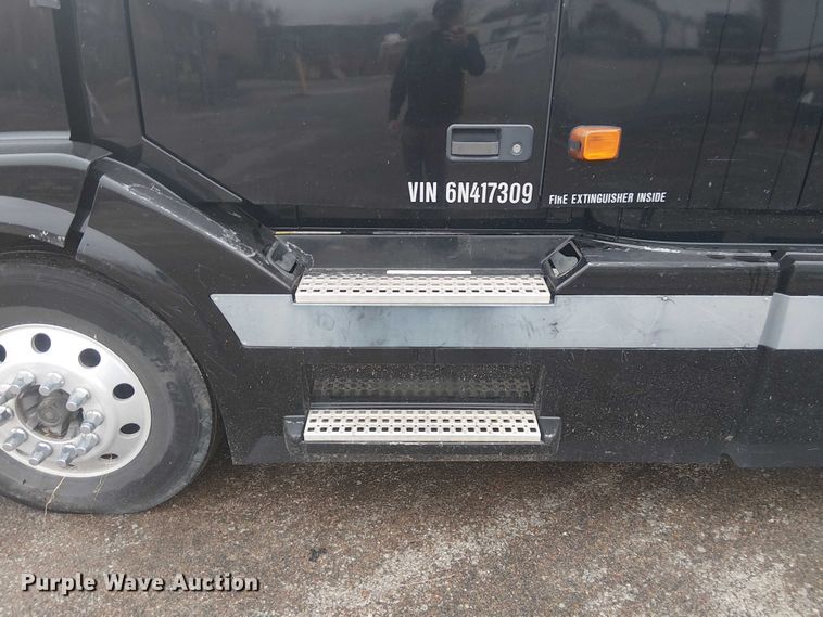 image for item FK0693 2006 Volvo VN semi truck