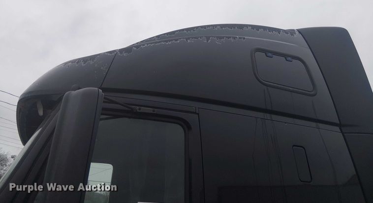 image for item FK0693 2006 Volvo VN semi truck