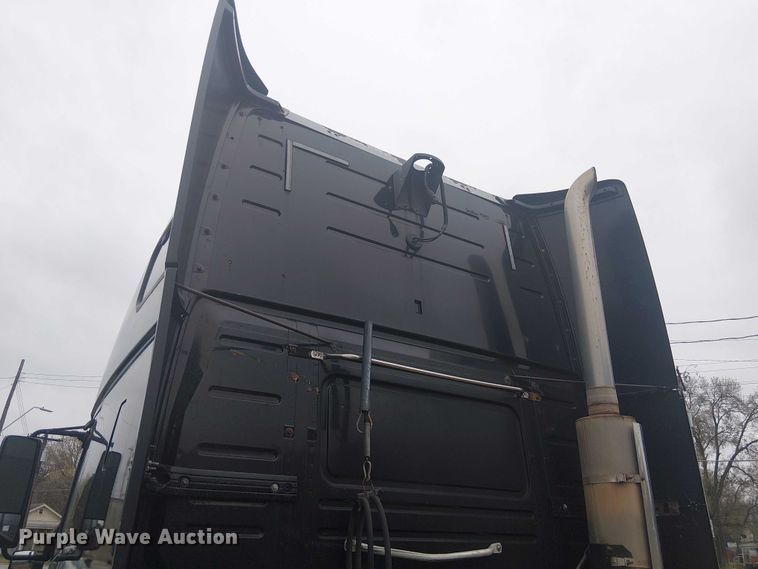 image for item FK0693 2006 Volvo VN semi truck