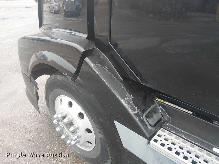 image for item FK0693 2006 Volvo VN semi truck