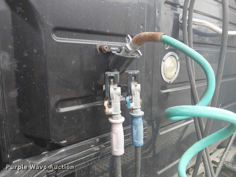 image for item FK0693 2006 Volvo VN semi truck