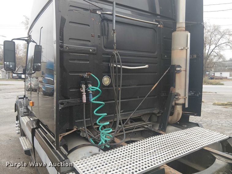 image for item FK0693 2006 Volvo VN semi truck