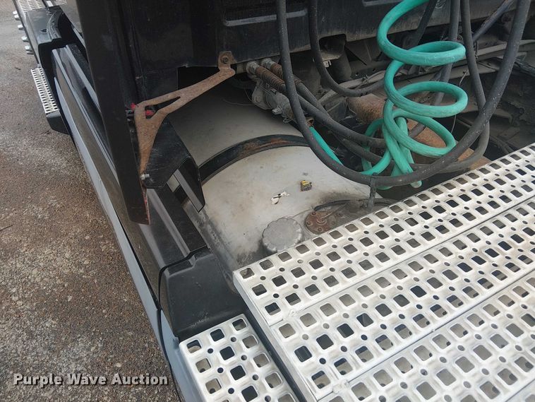 image for item FK0693 2006 Volvo VN semi truck