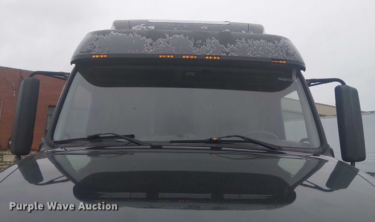 image for item FK0693 2006 Volvo VN semi truck