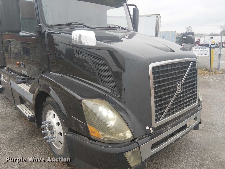 image for item FK0693 2006 Volvo VN semi truck