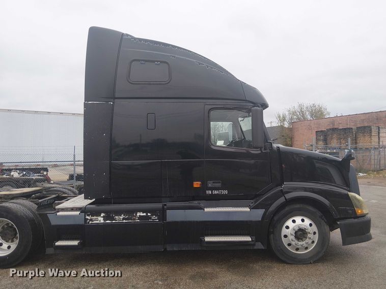 image for item FK0693 2006 Volvo VN semi truck