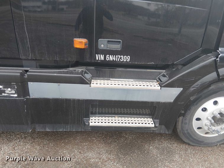 image for item FK0693 2006 Volvo VN semi truck