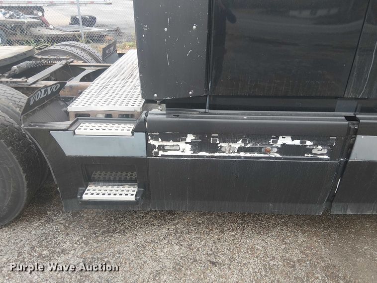 image for item FK0693 2006 Volvo VN semi truck