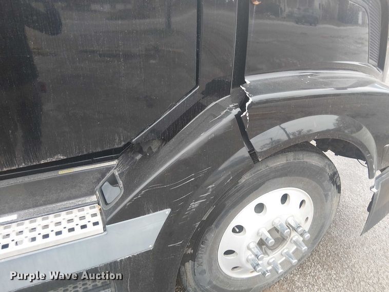 image for item FK0693 2006 Volvo VN semi truck