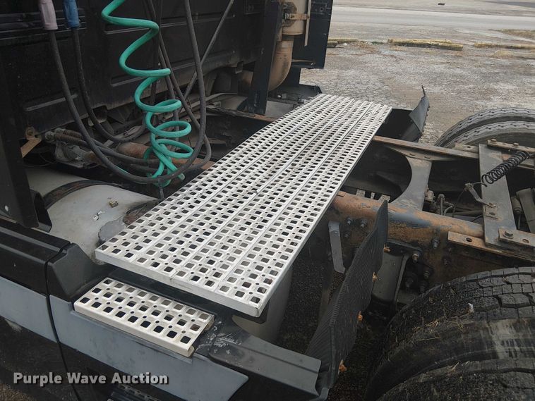 image for item FK0693 2006 Volvo VN semi truck