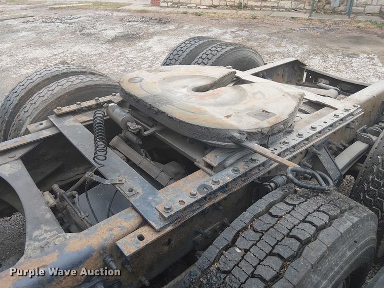 image for item FK0693 2006 Volvo VN semi truck